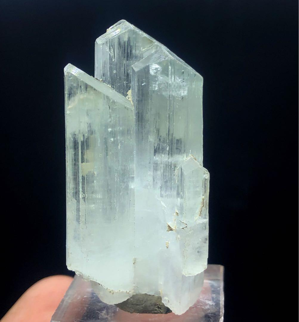 天然のライトグリーンクンツァイトクリスタル