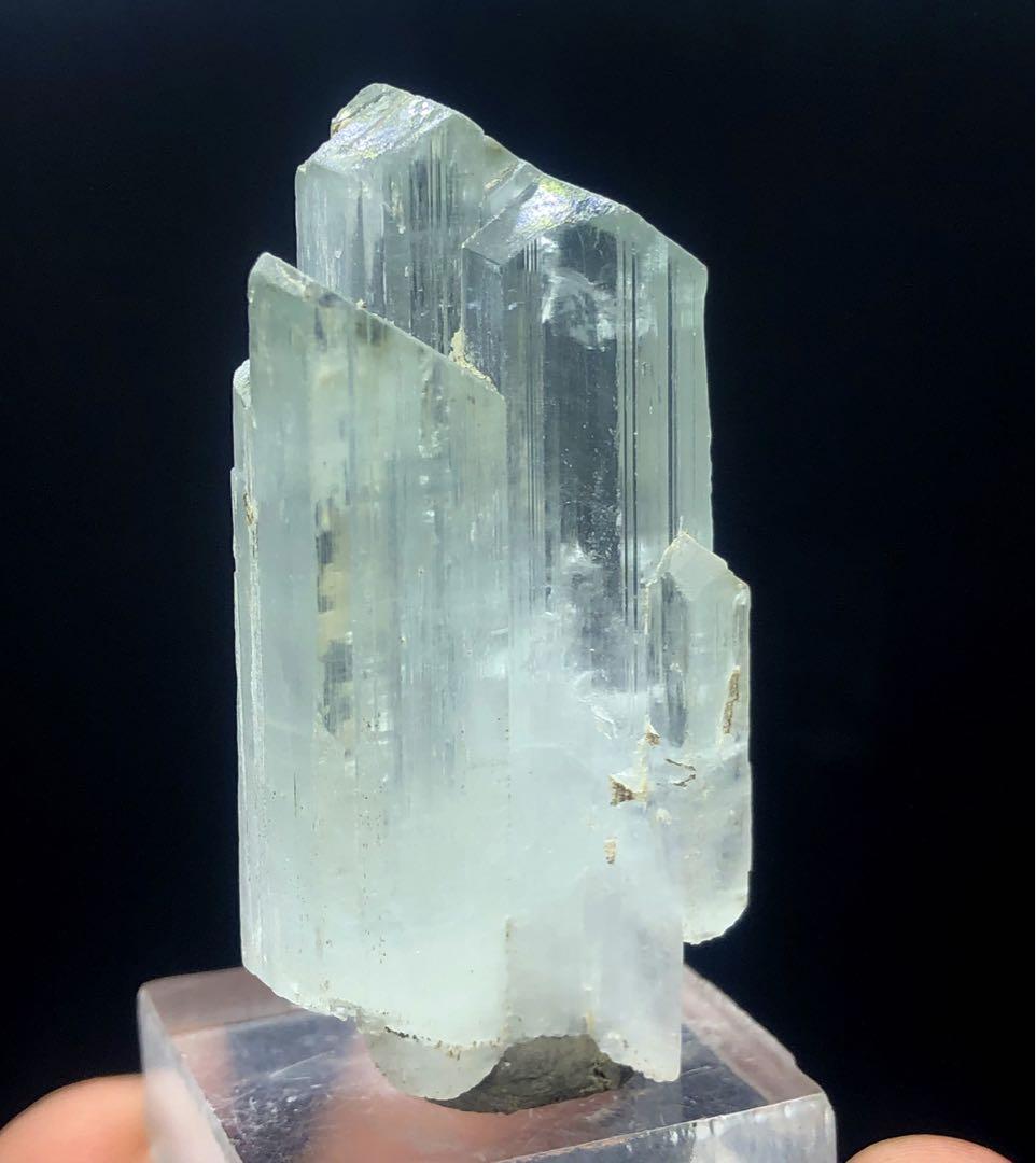 天然のライトグリーンクンツァイトクリスタル