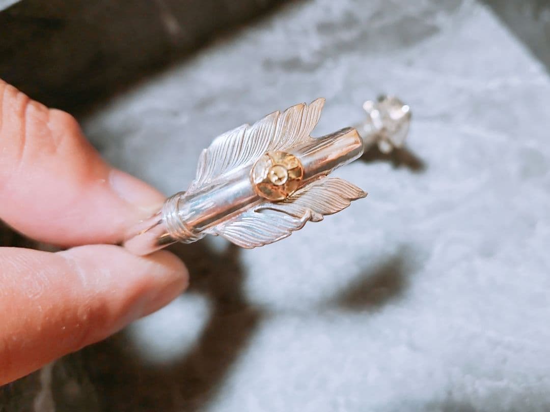 【ミィ】ファーストアローズ　K18付きカラ草彫り　バングル