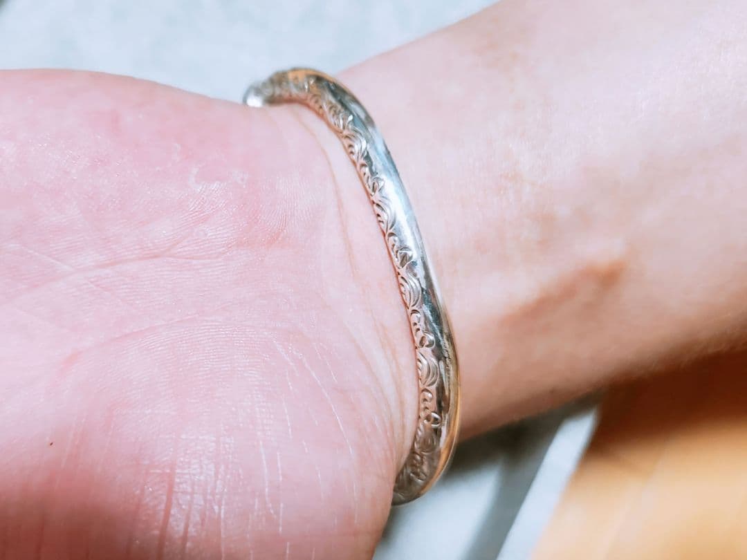 【ミィ】ファーストアローズ　K18付きカラ草彫り　バングル