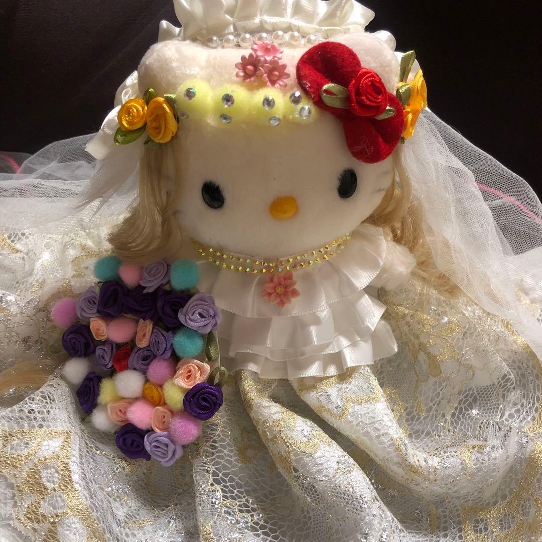 美しいウェディングドレスを着たハローキティ