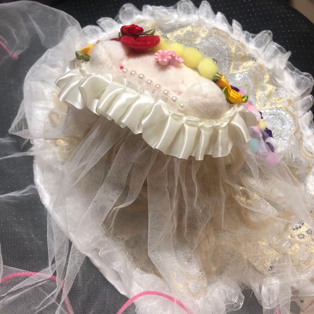 美しいウェディングドレスを着たハローキティ