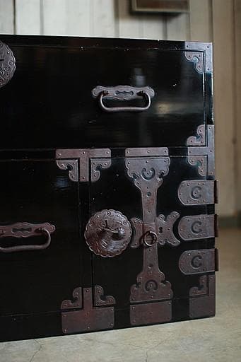 綺麗な丸金具庄内箪笥　扉付き　タンス　収納　古家具　古民家　時代家具