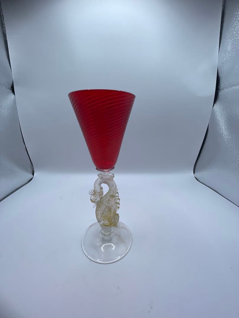 赤いガラス製コーン型グラス