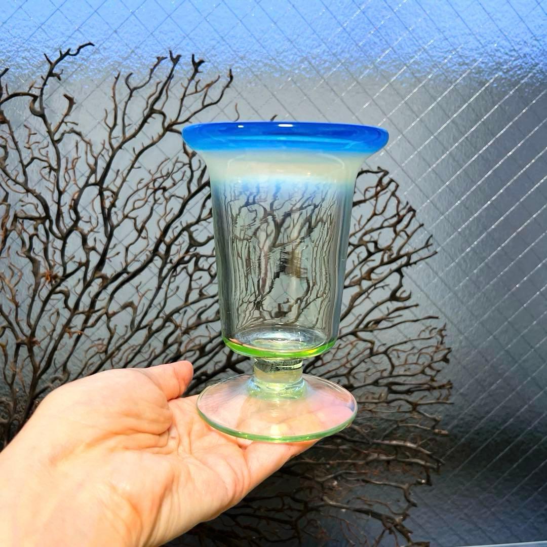 骨董　時代ガラス　超希少！　水色乳白暈し　ベル型　若草色ガラス　氷コップ