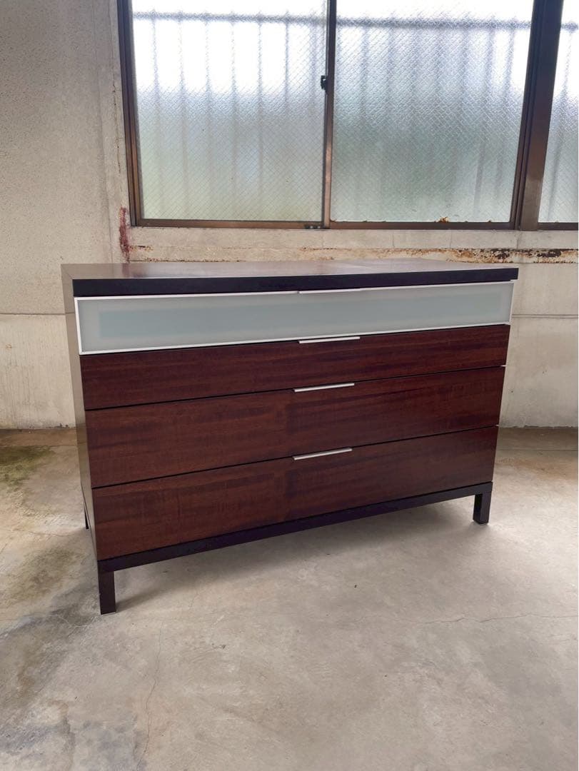 イタリア製　北欧テイスト　脚付チェスト　サイドボード