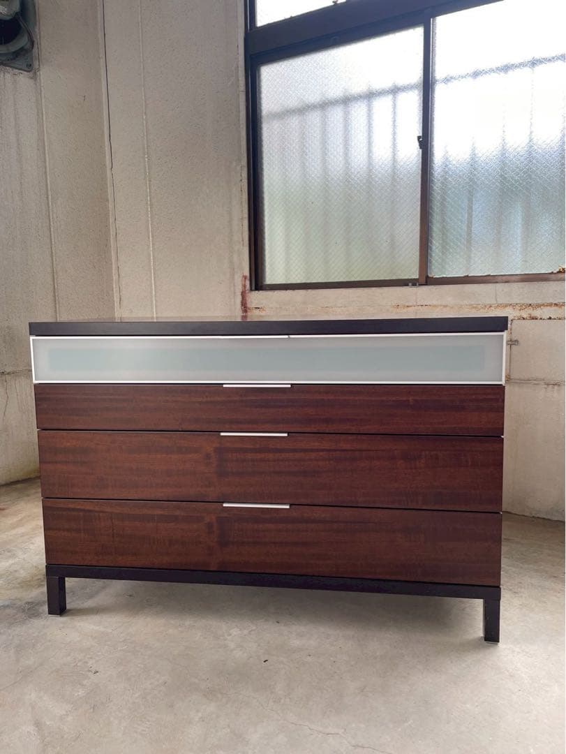 イタリア製　北欧テイスト　脚付チェスト　サイドボード