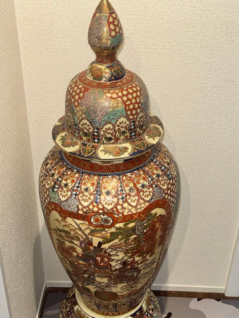 伝統工芸・総手描き古伊万里様式金欄手壺　インテリア装飾用の瓶