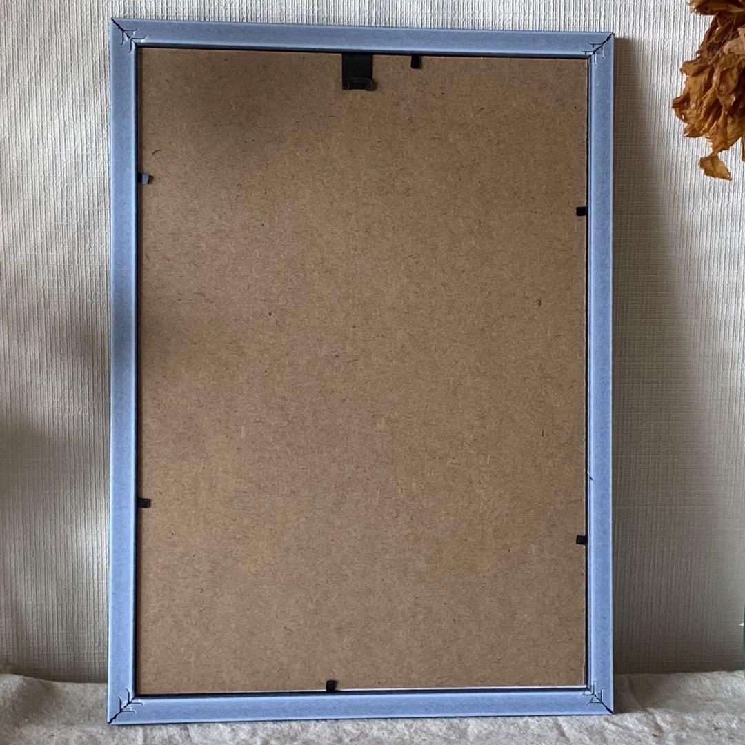 絵画。壁掛け原画【ピアノの部屋の椅子の上の白い猫と美しい花】