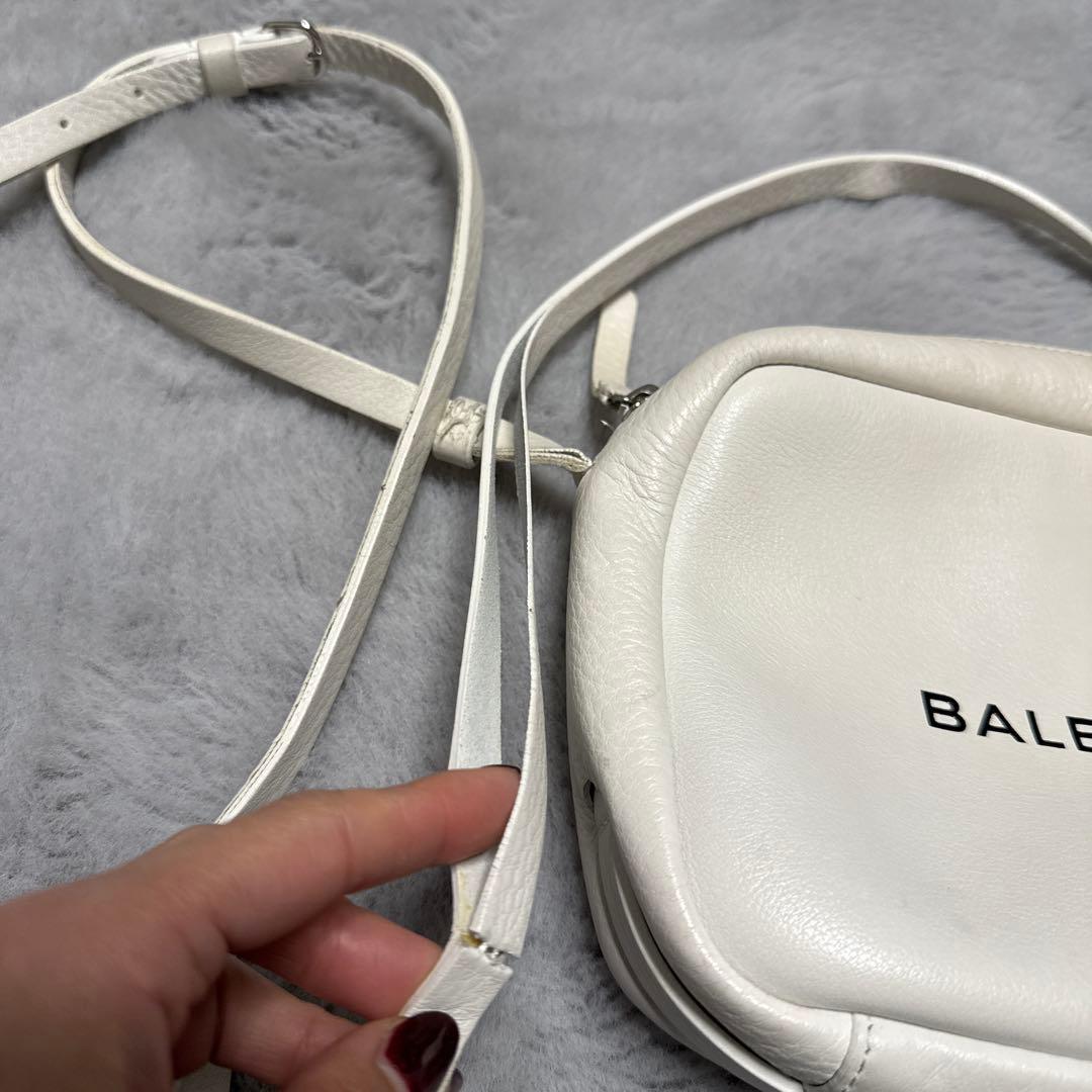 BALENCIAGA ホワイトショルダーバッグ