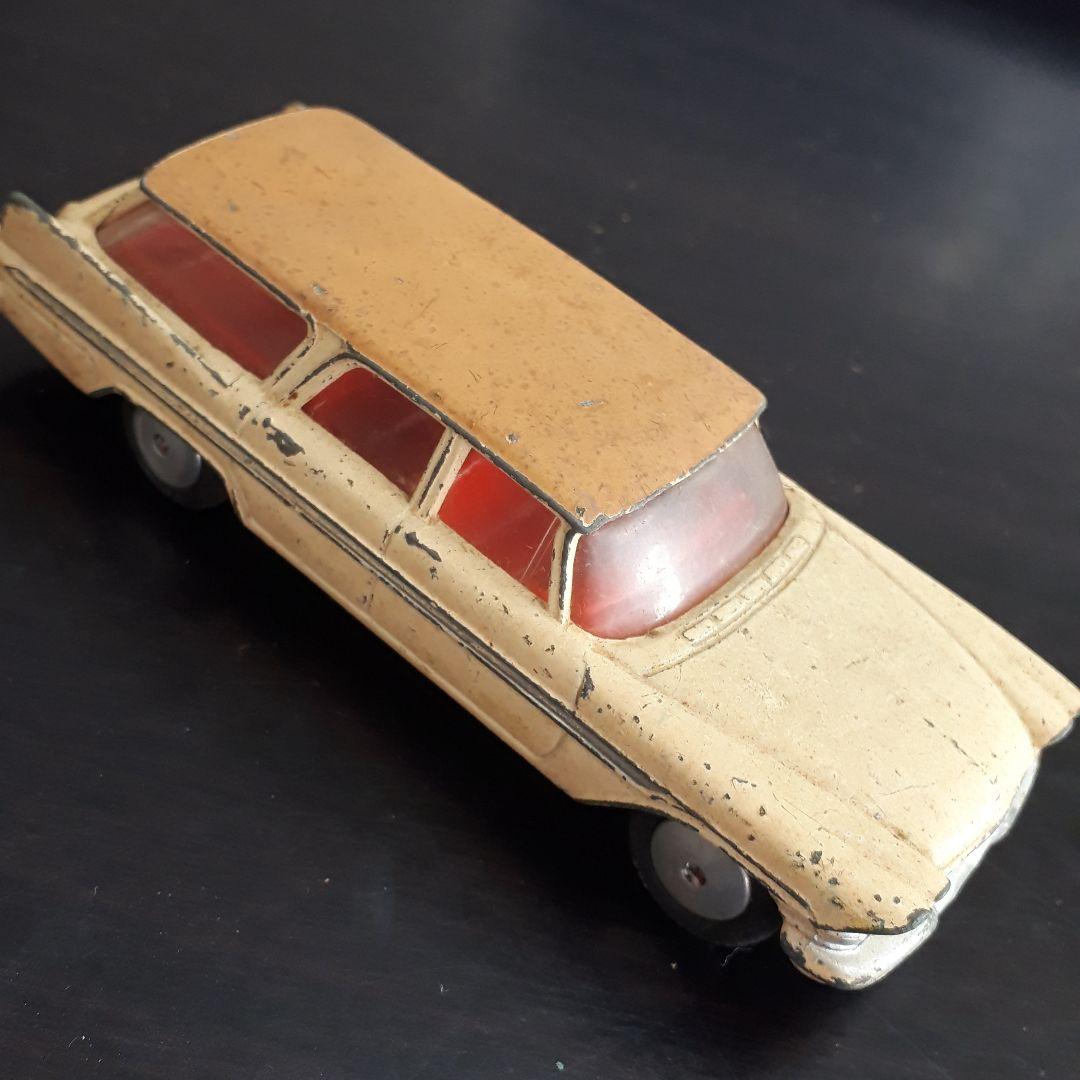 ミニカー CORGI TOYS 219 PLYMOUTH SPORTS SUBURBAN