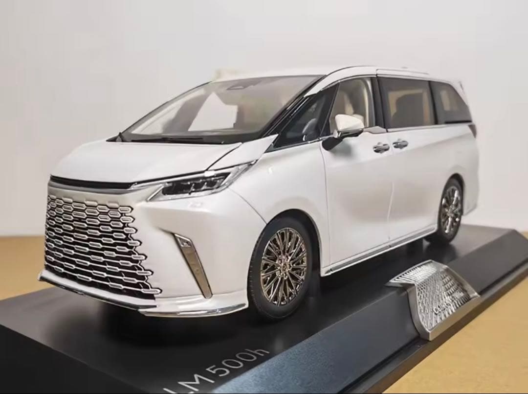 Lexus 1:18 ￼ダイキャスト￼LM500h ホワイトモデルミニカー