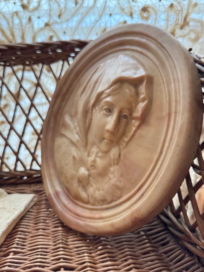 アンティーク 聖母マリアと幼子イエスの石膏壁掛け
