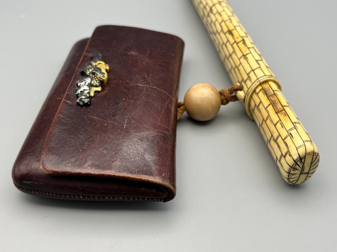 江戸明治時代　生肖図　金銀象嵌　極上骨製手彫キセル入れ　大玉根〆　銀製キセル