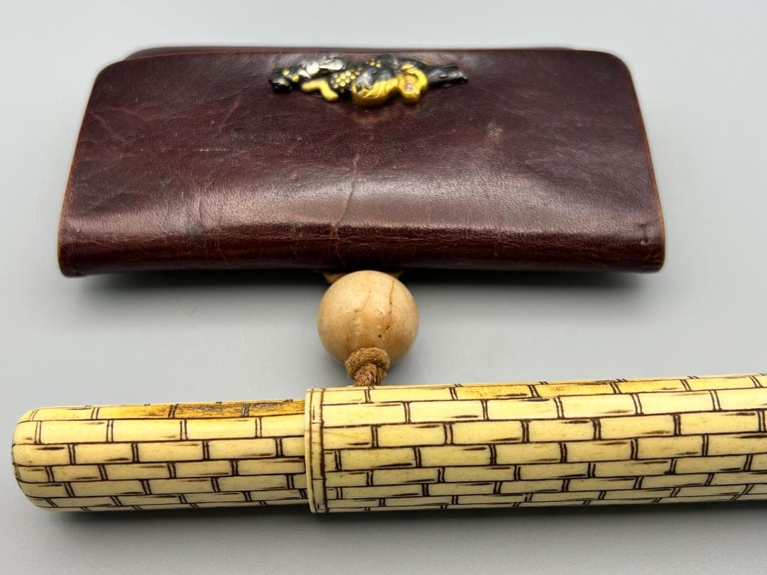 江戸明治時代　生肖図　金銀象嵌　極上骨製手彫キセル入れ　大玉根〆　銀製キセル