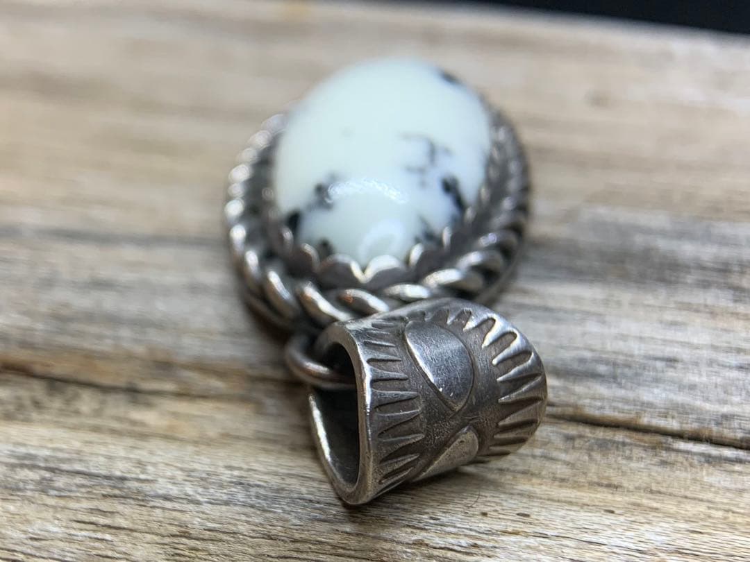 【期間限定値下げ】ターコイズ・ペンダント　ホワイトバッファロー 　tn718