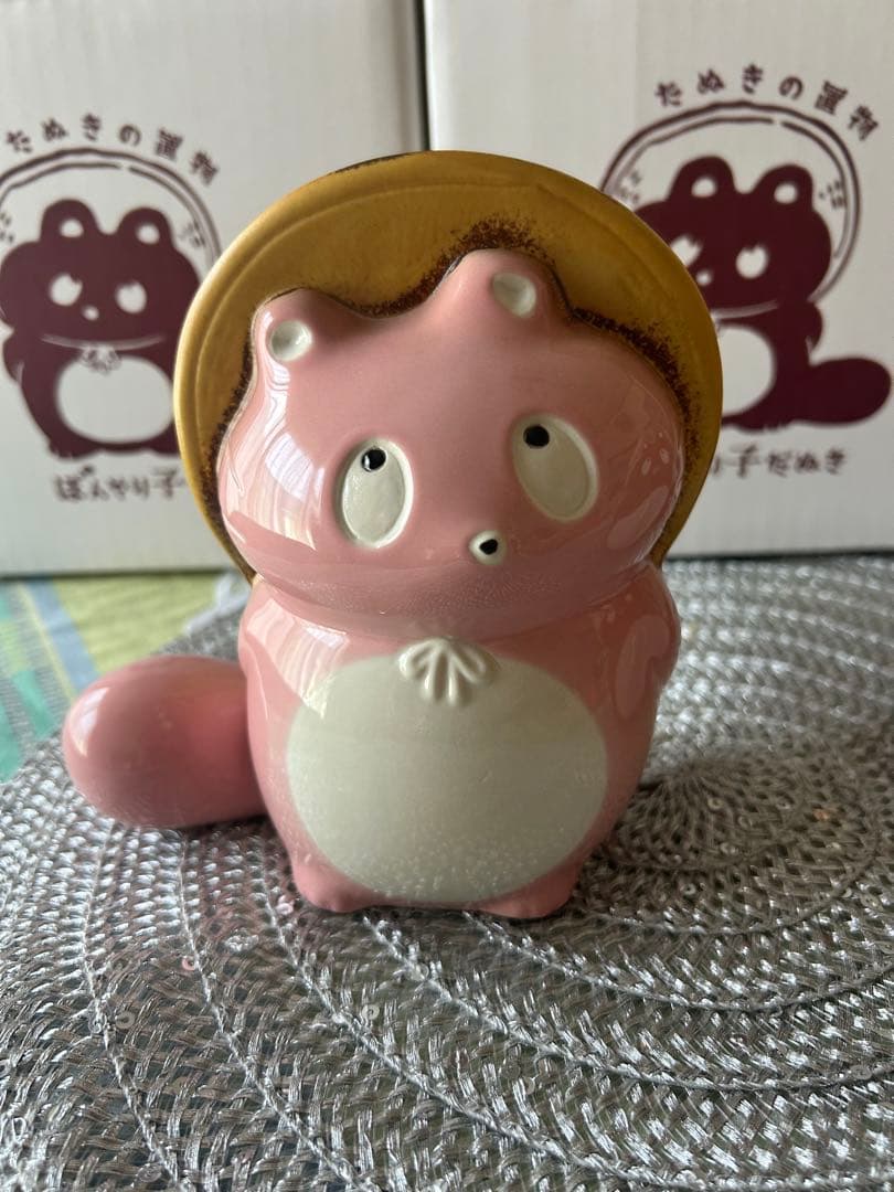 ヒダカナオト　ぼんやり子だぬき　陶器　開運　 ピンク　信楽焼き　置きだぬき