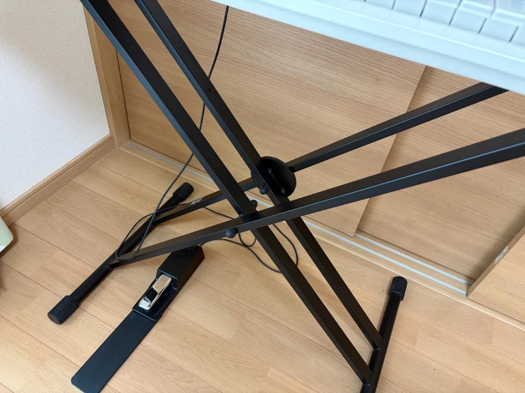 Roland FA06シンセサイザーホワイト61鍵盤（スタンド、フットペダル付）