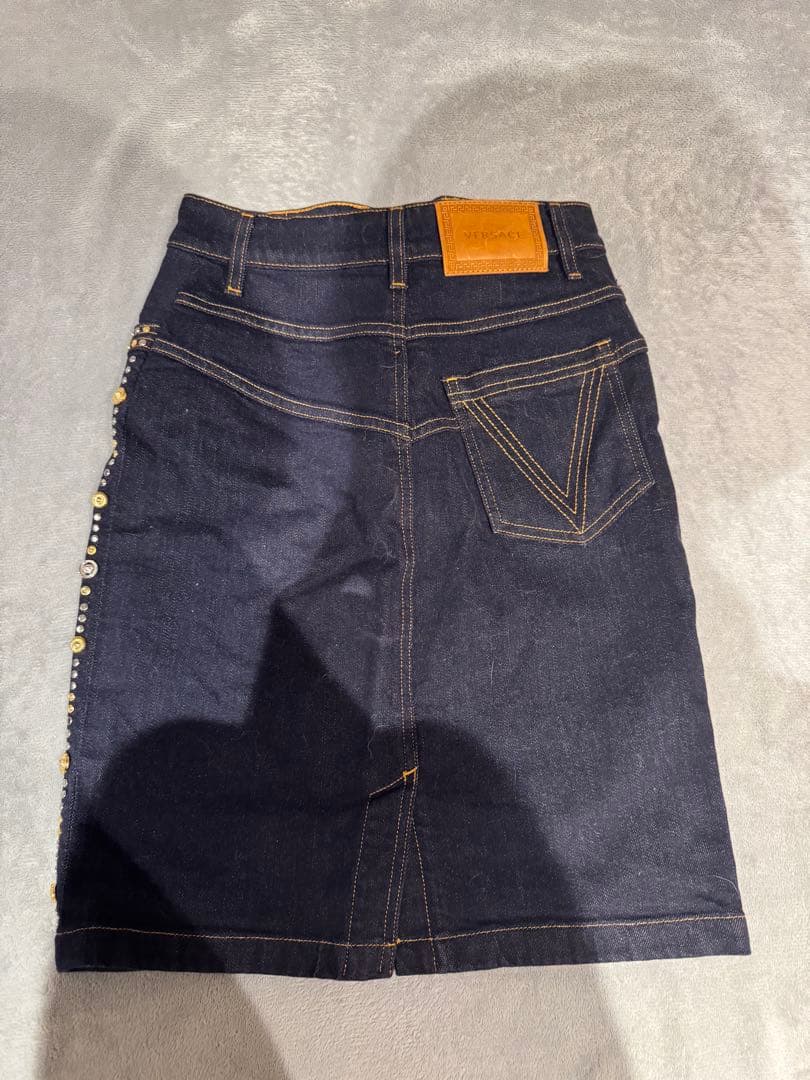 versace ビジュー付きダークデニムタイトスカート