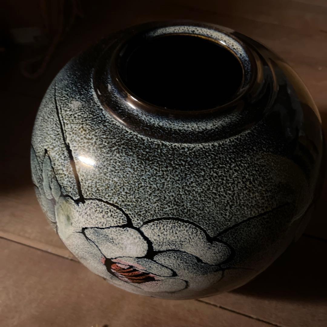 天目花絵　花模様の陶器