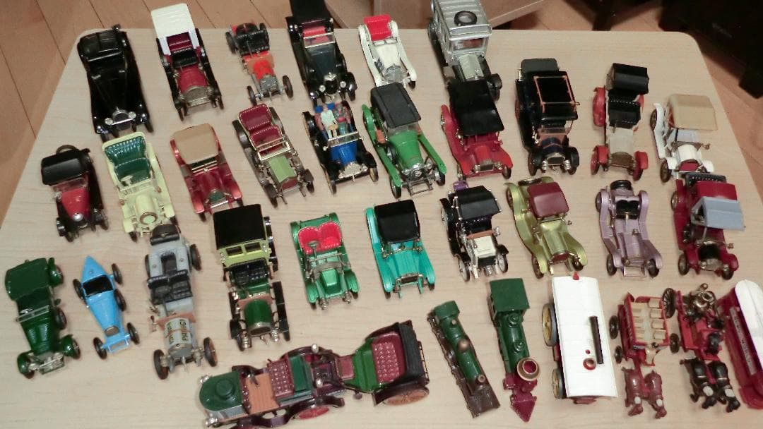 クラッシックなミニカーのコレクション