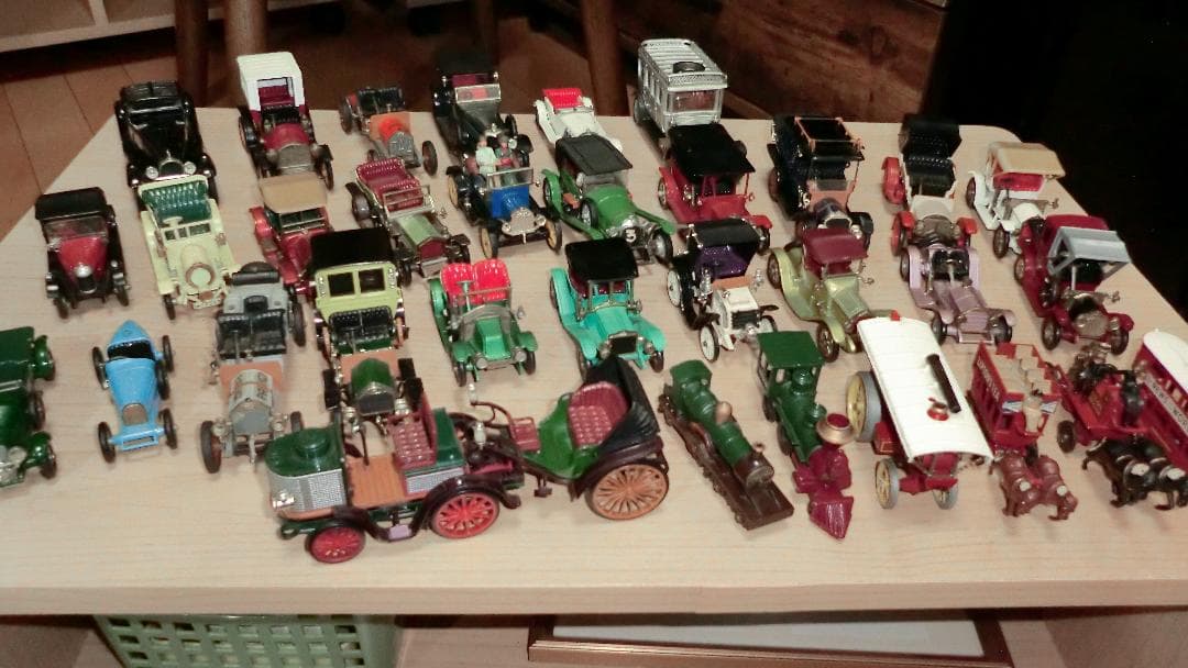 クラッシックなミニカーのコレクション