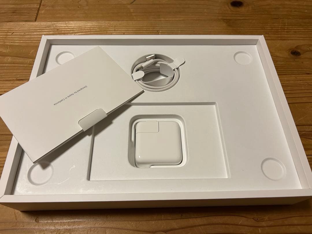 【極美品】MacBook Air M2チップ 8GB 256GB シルバー本体