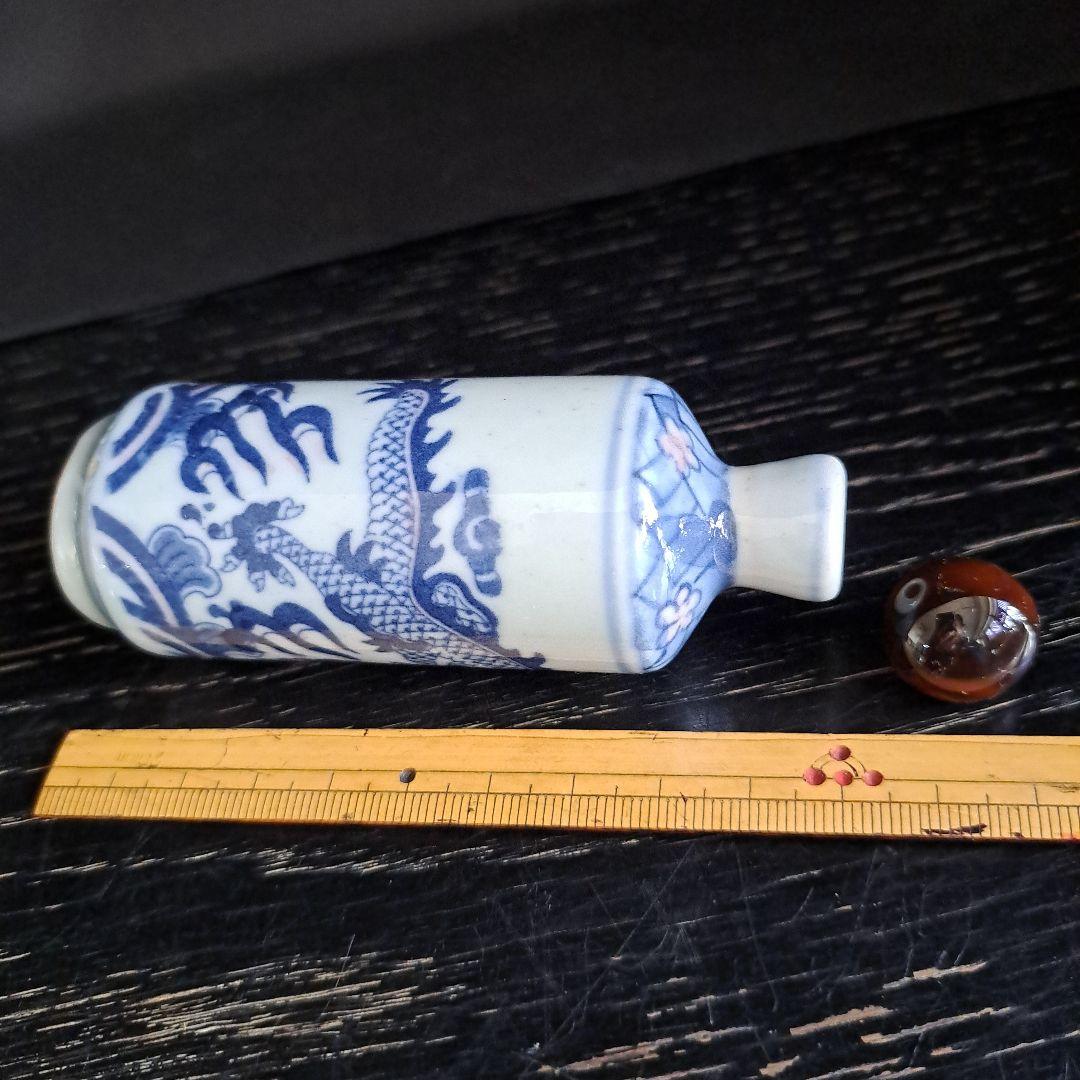 中国　古玩　乾隆年製　鼻煙壺　波に龍図　やや大型