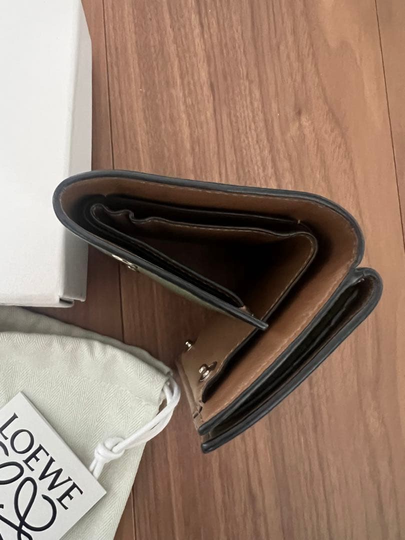 美品✨LOEWE ロエベ　トライフォールドウォレット　アボカド