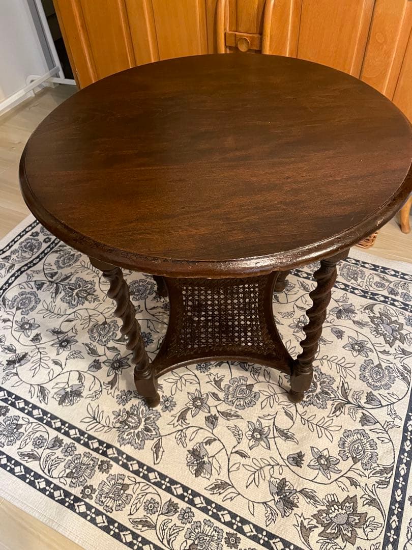 イギリスアンティークサイドテーブル　ツイストレッグテーブル　英国サイドテーブル