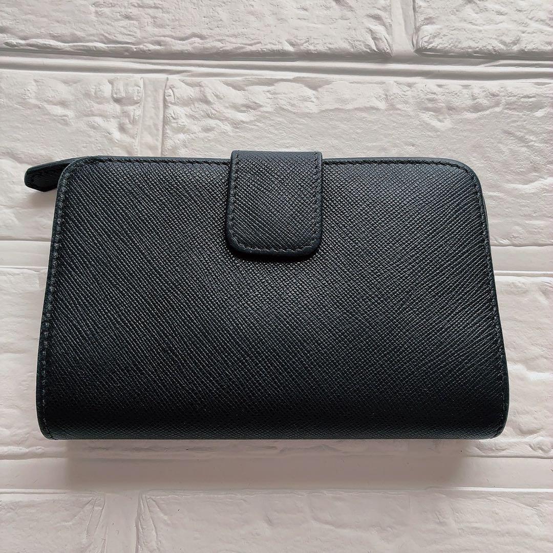 【美品】PRADA ブラックレザー 二つ折り財布 サフィアーノ　黒　ファスナー付