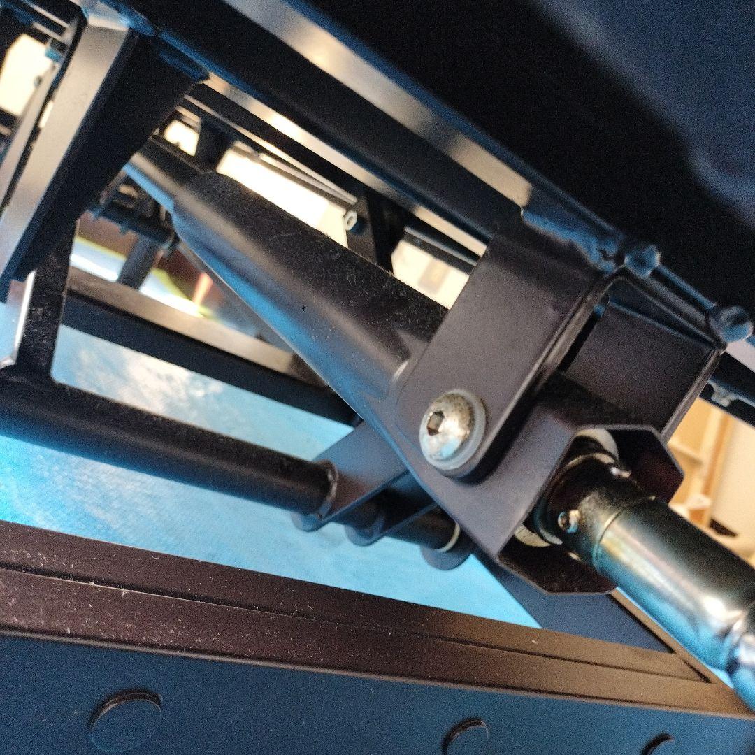 エステサロン・マッサージ用ベッド（上下手動）中古品脚・フレームに錆有り