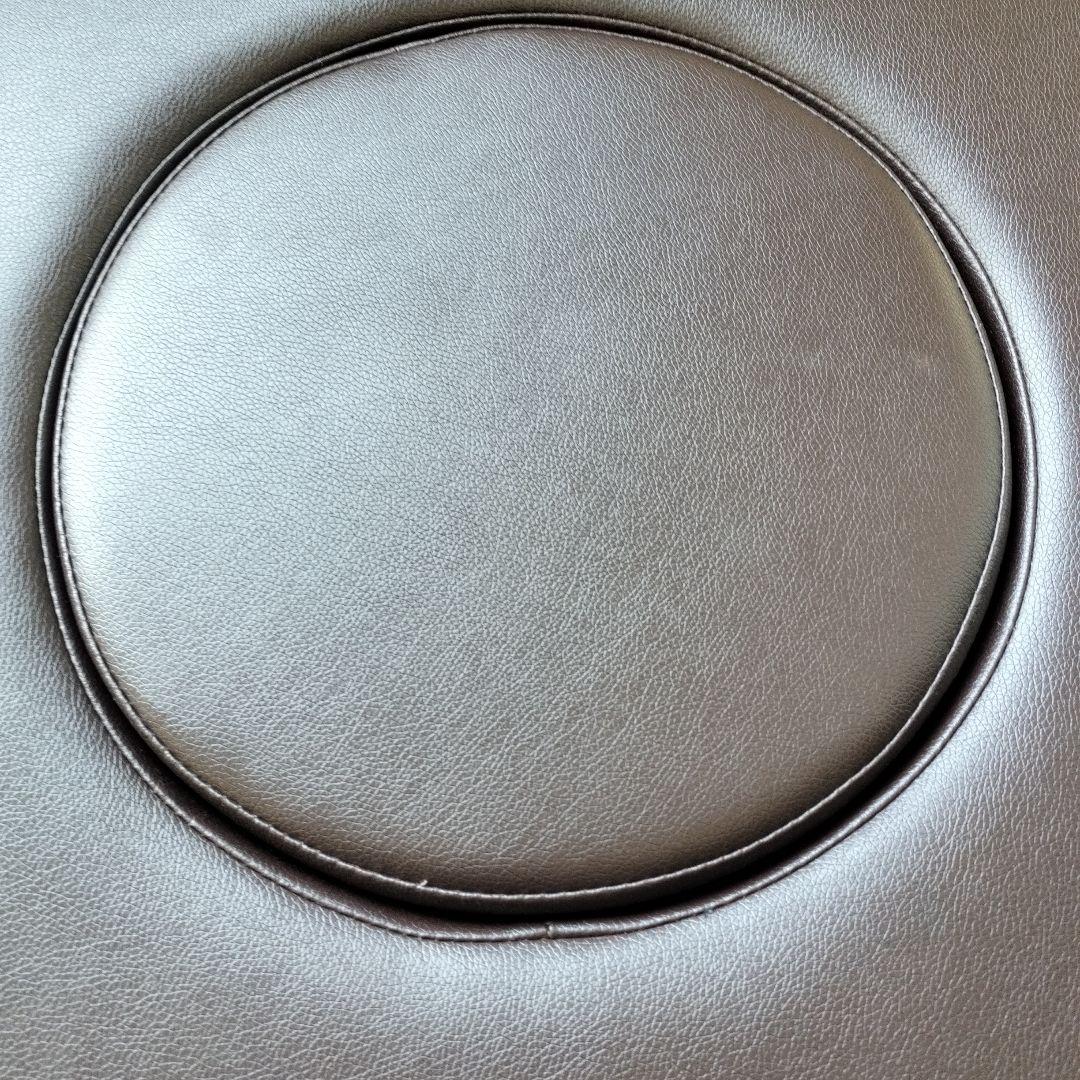 エステサロン・マッサージ用ベッド（上下手動）中古品脚・フレームに錆有り