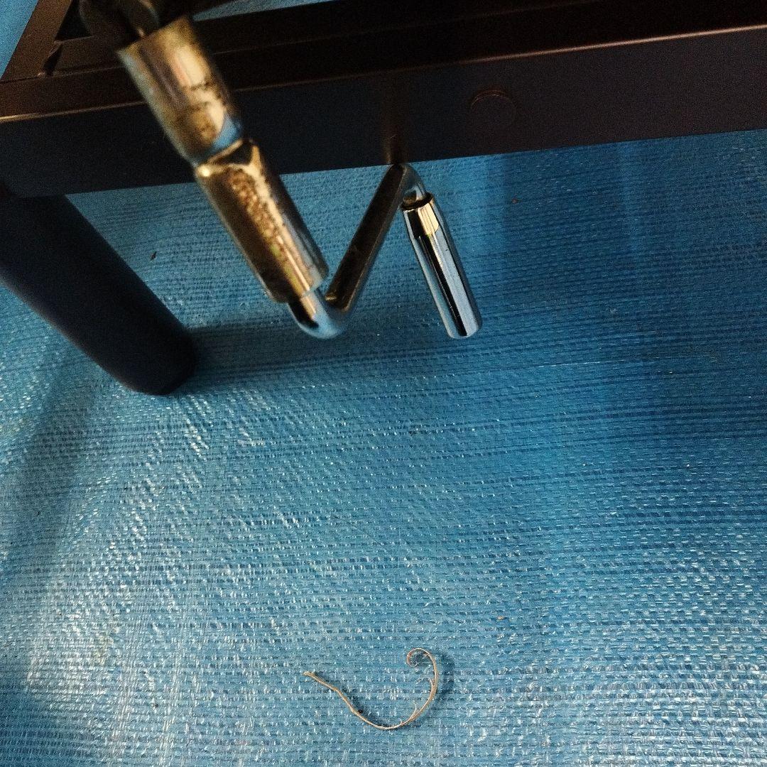 エステサロン・マッサージ用ベッド（上下手動）中古品脚・フレームに錆有り