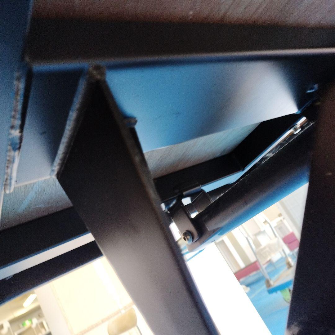 エステサロン・マッサージ用ベッド（上下手動）中古品脚・フレームに錆有り