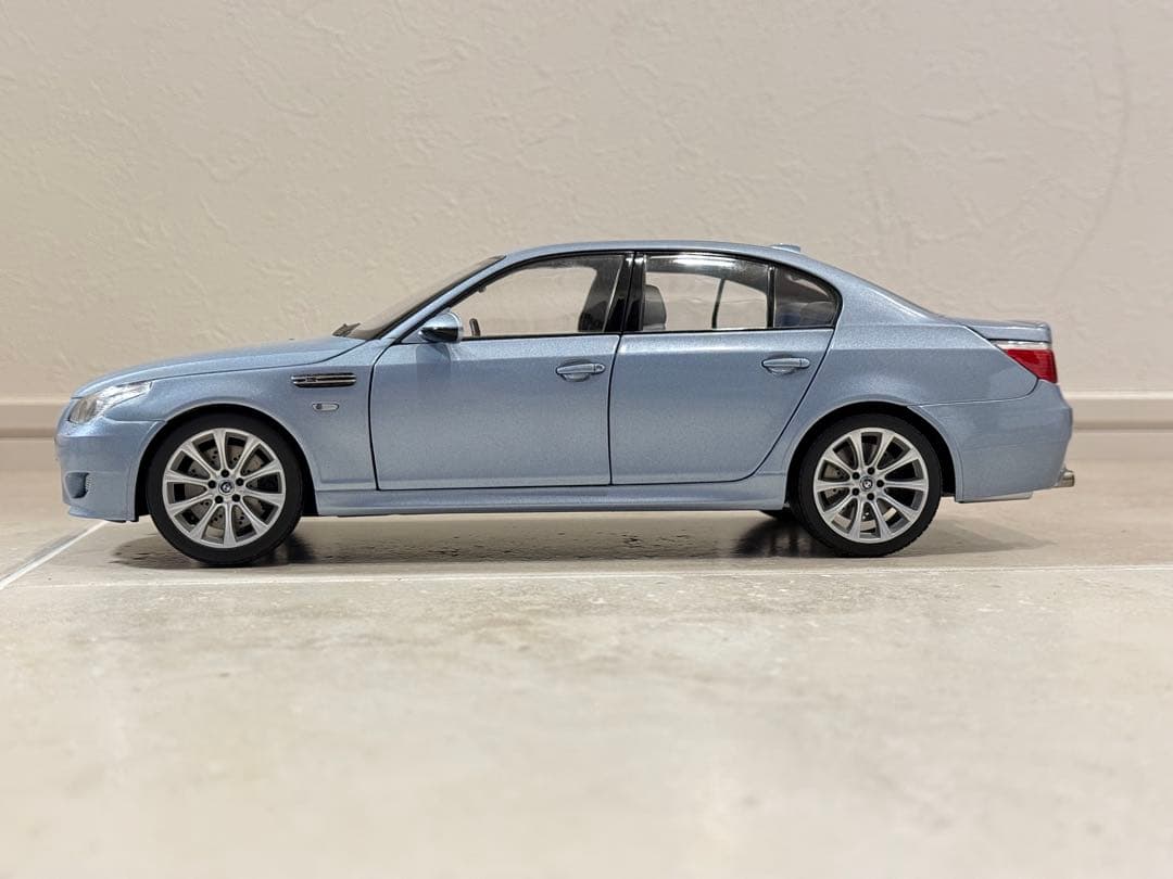 BMW M5 ミニカー ライトブルー　KYOSHO 1:18 E60