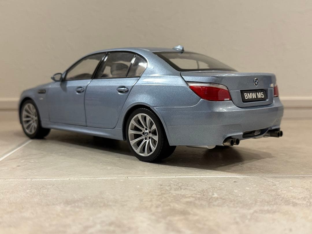 BMW M5 ミニカー ライトブルー　KYOSHO 1:18 E60