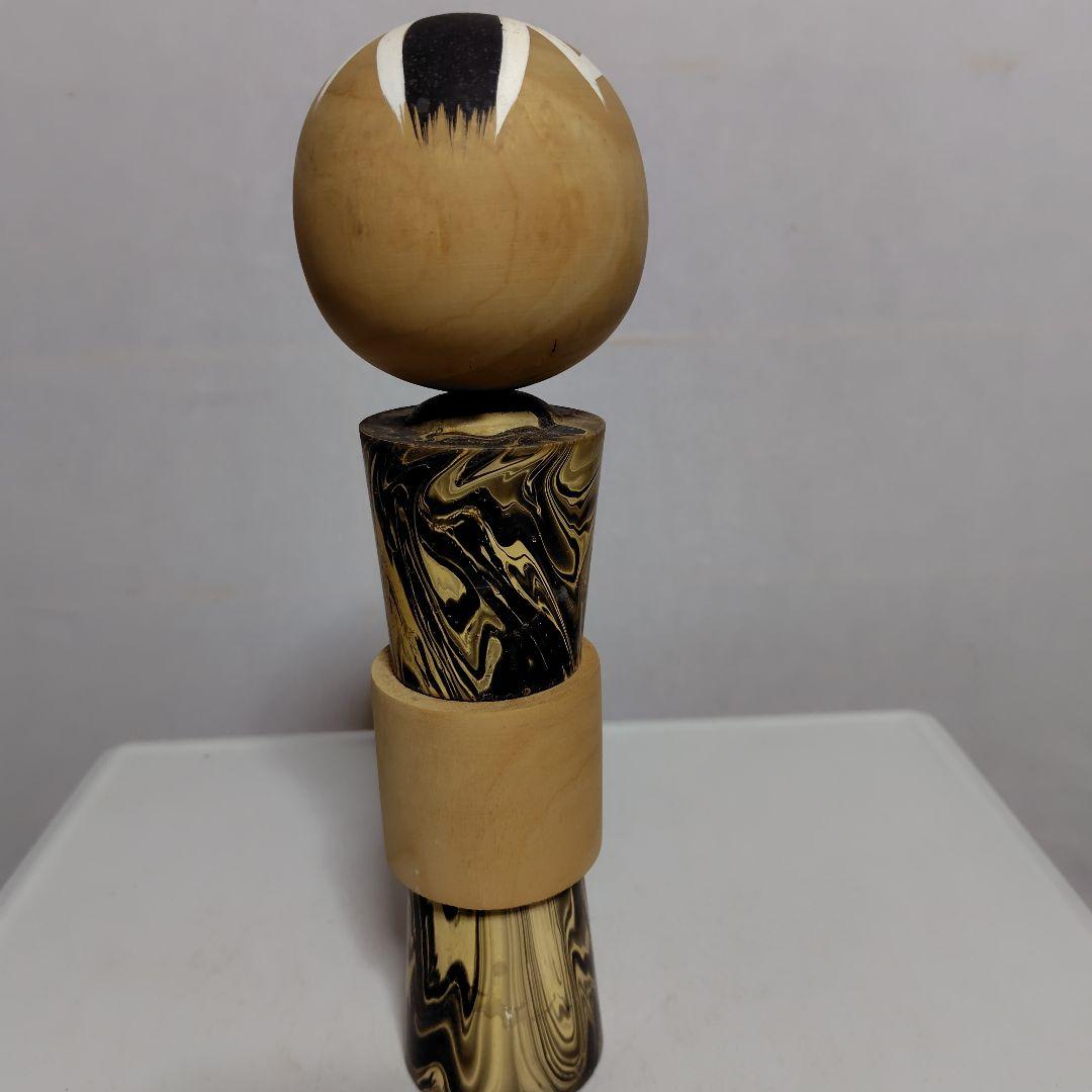 顔が優しい小芥子です。身体の帯が歴史です。