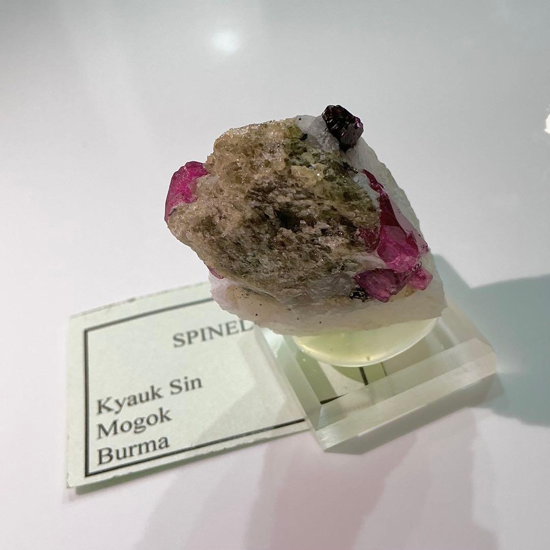 ミャンマー産　スピネル　母岩付き原石
