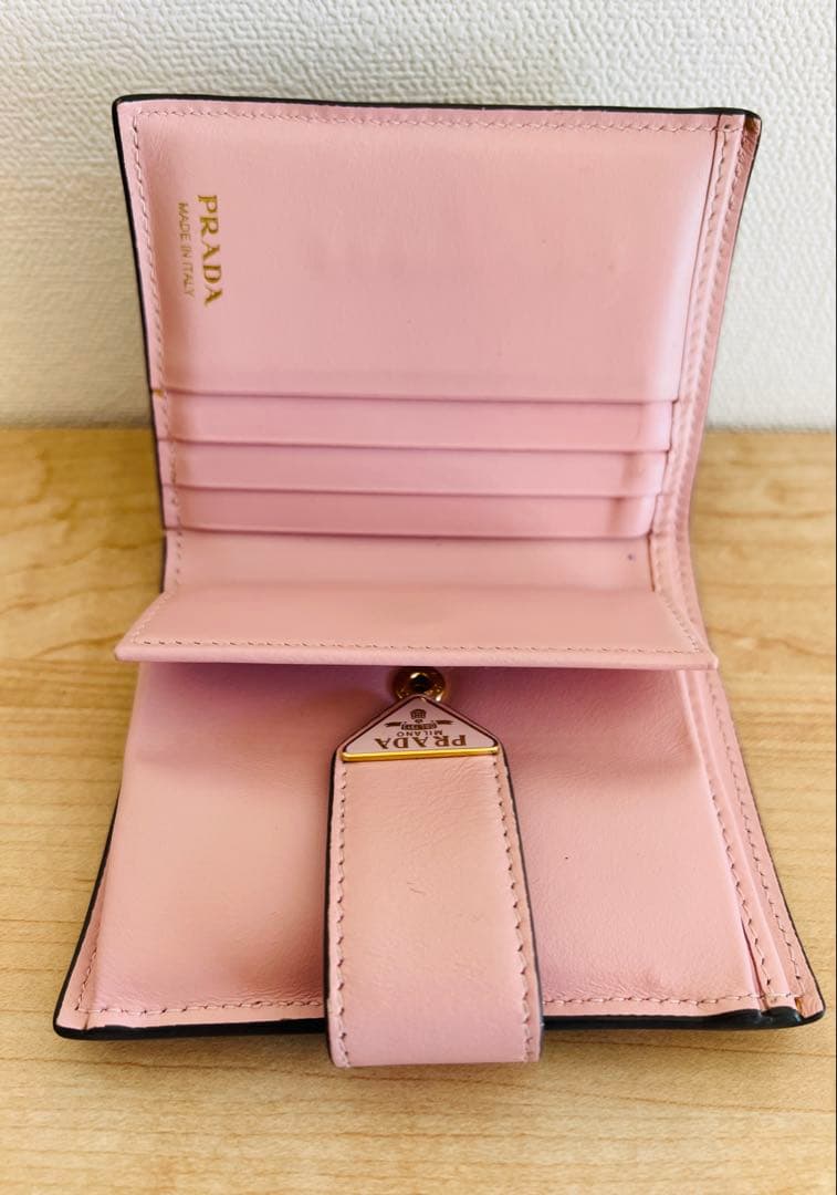 【確約】PRADA 人気の二つ折り財布 グレー/ピンク