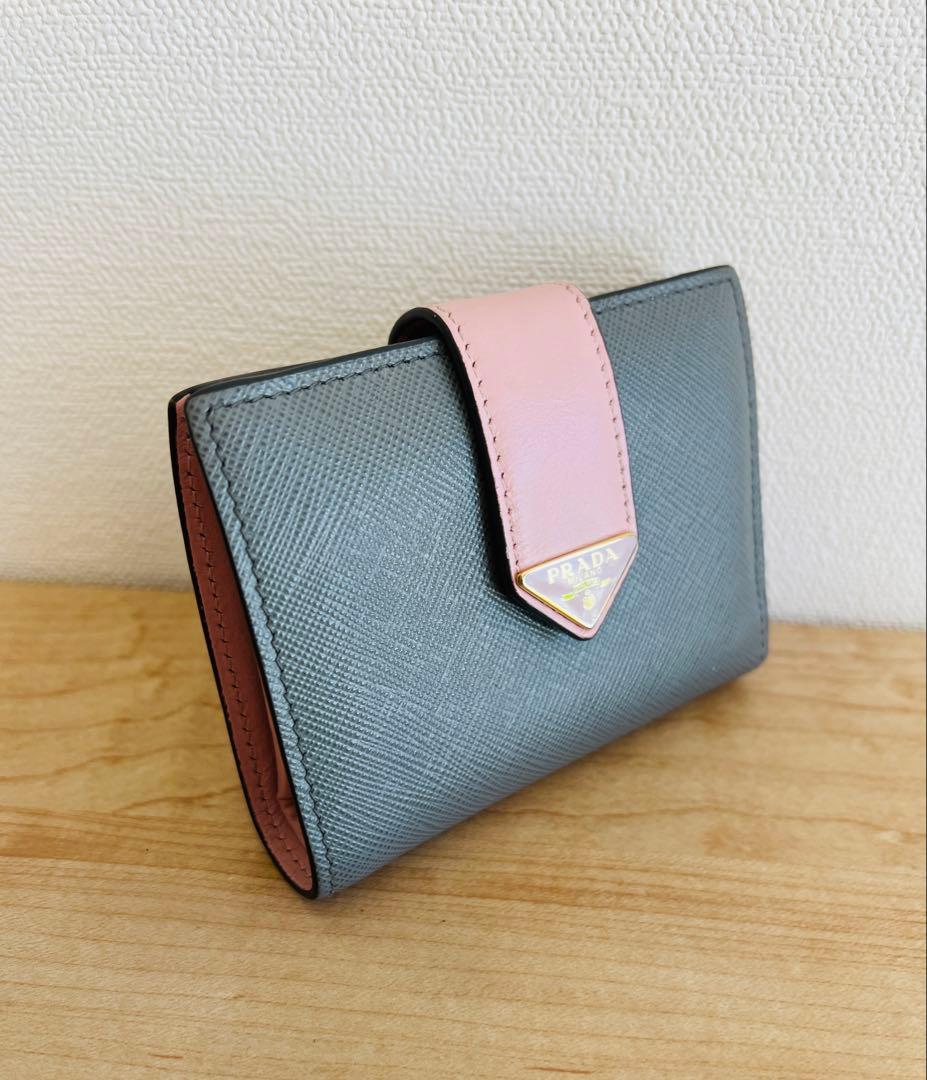 【確約】PRADA 人気の二つ折り財布 グレー/ピンク