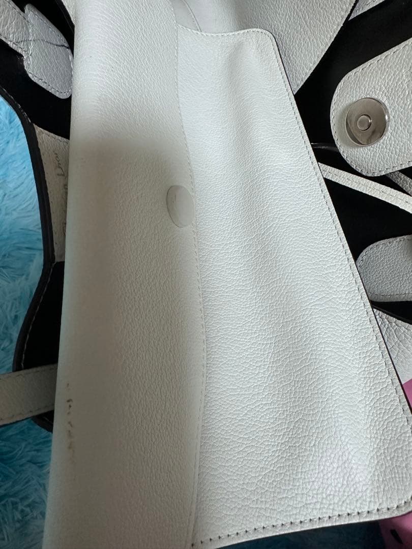 CHRISTIAN DIOR ホワイト ショルダーバッグ 花びらチャーム付き