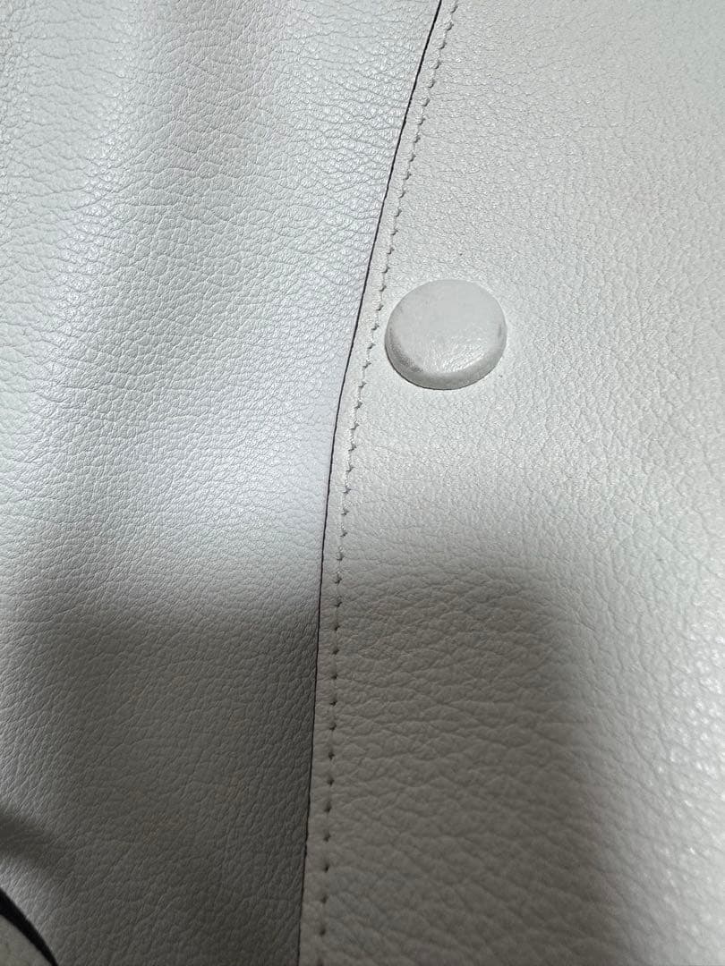 CHRISTIAN DIOR ホワイト ショルダーバッグ 花びらチャーム付き