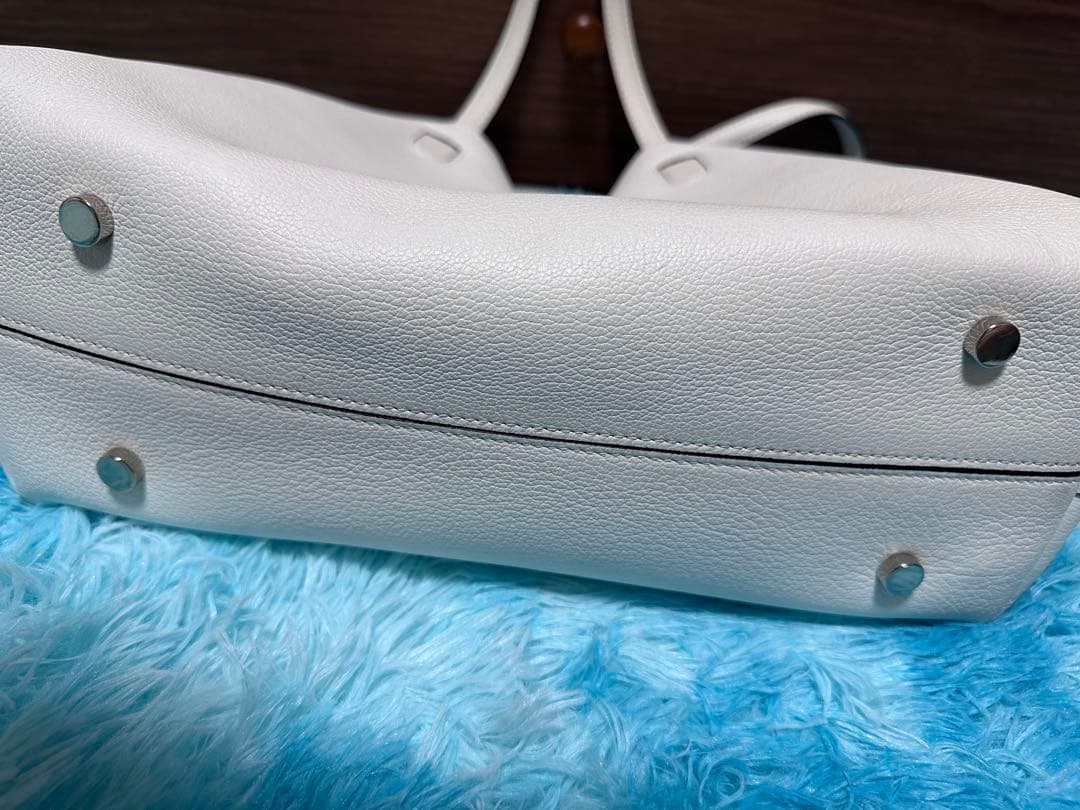 CHRISTIAN DIOR ホワイト ショルダーバッグ 花びらチャーム付き