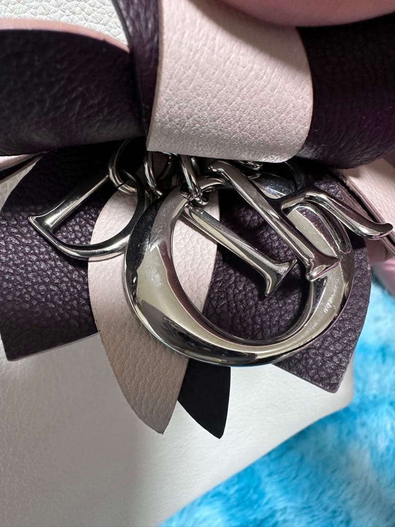 CHRISTIAN DIOR ホワイト ショルダーバッグ 花びらチャーム付き