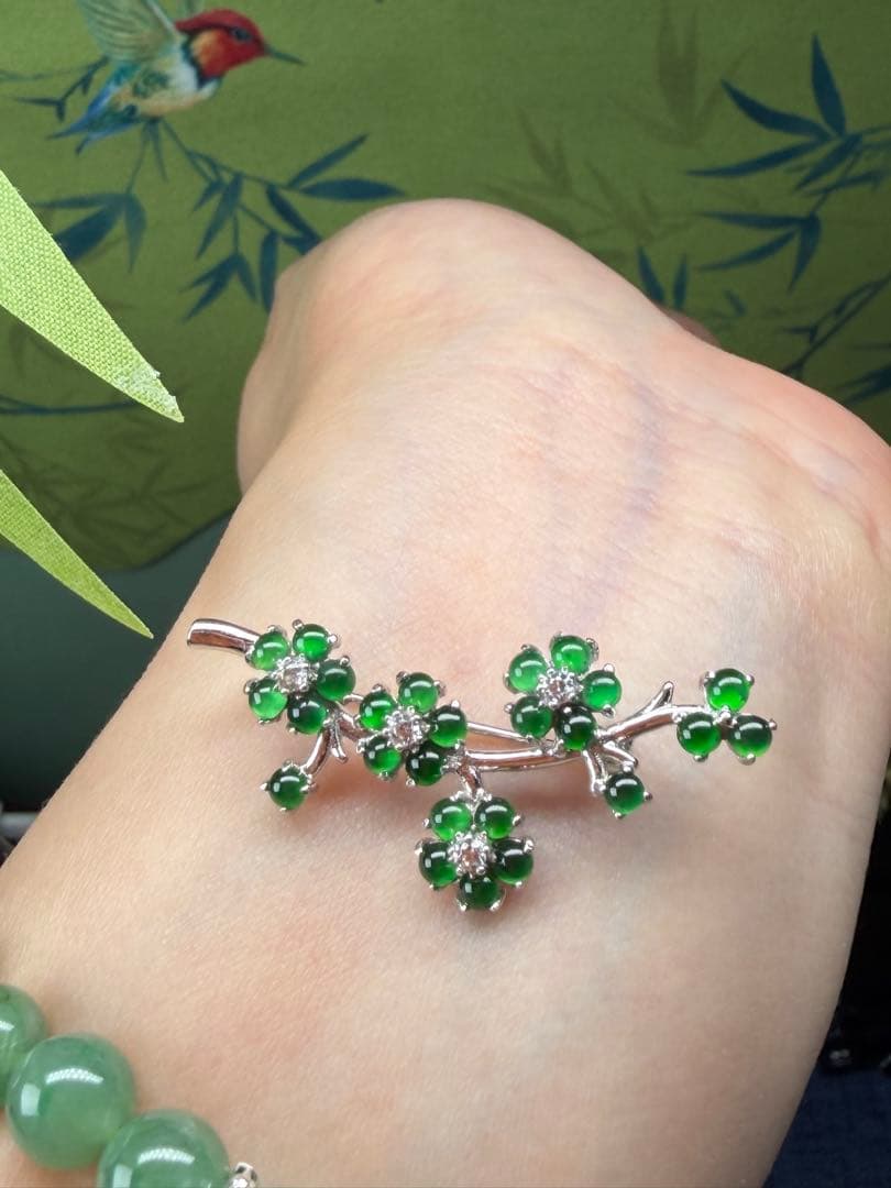 新入荷❣️天然本翡翠　ロウカン質翡翠　上品、華やかい一輪の梅枝ブローチ　鑑定書付き