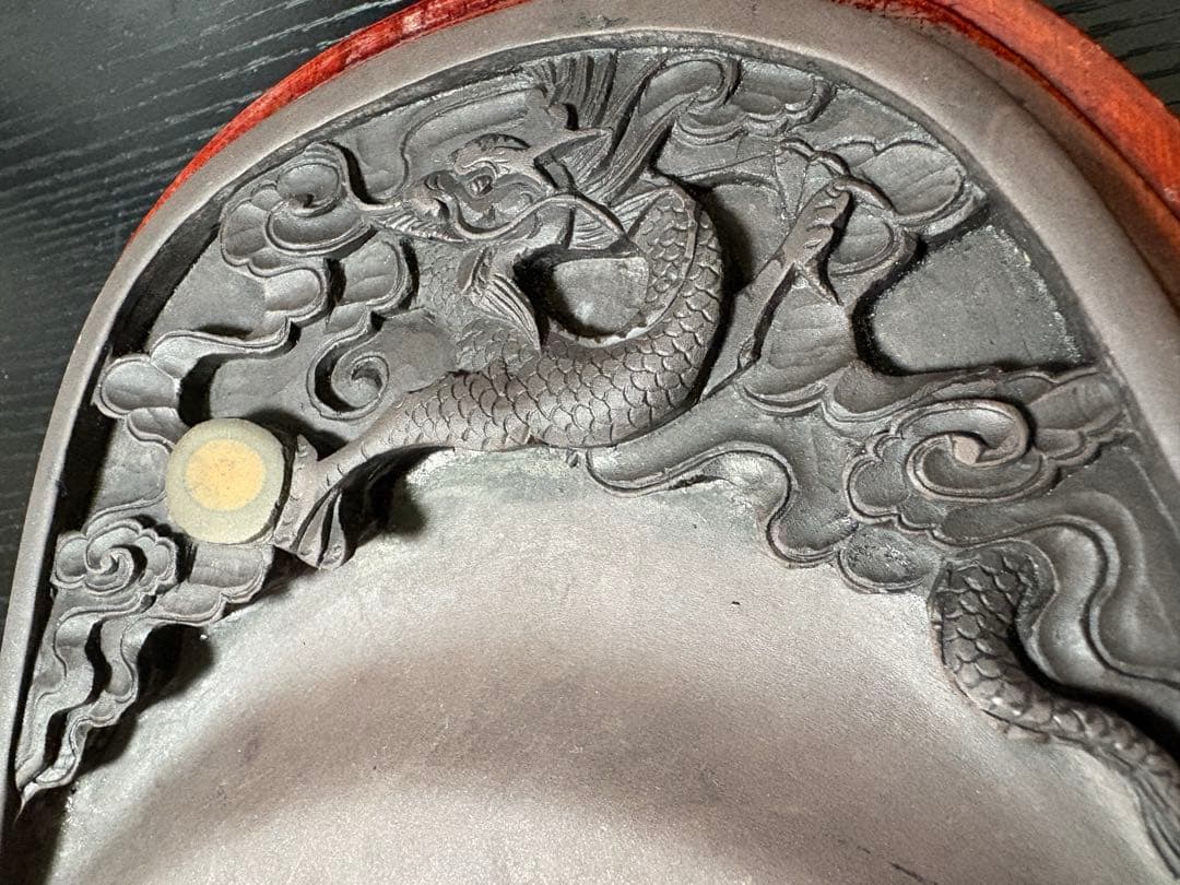 龍彫刻の端渓名硯　龍眼