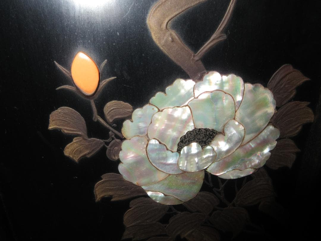 螺鈿細工の飾り棚　茶箪笥　段違い　和風飾り棚　 貝殻装飾付き　希少