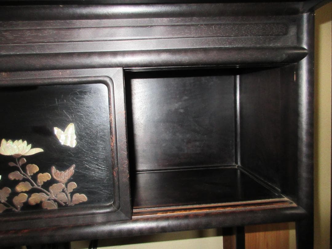 螺鈿細工の飾り棚　茶箪笥　段違い　和風飾り棚　 貝殻装飾付き　希少