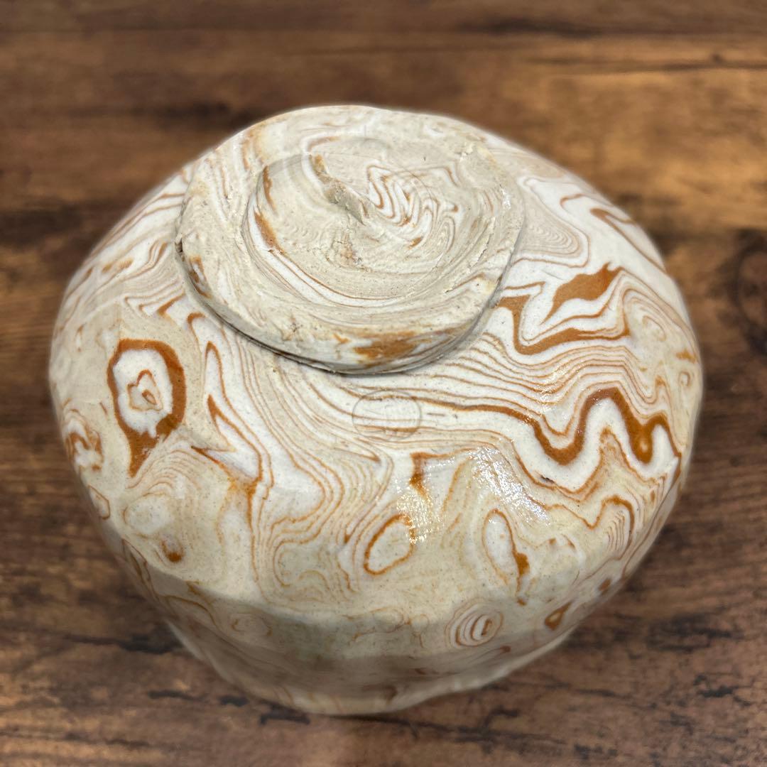 マーブル模様の陶器製茶碗